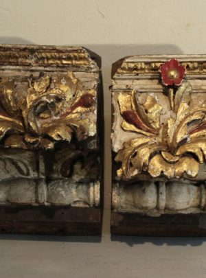 Par unikke Franske 1700 tals fragmenter fra kirke.
