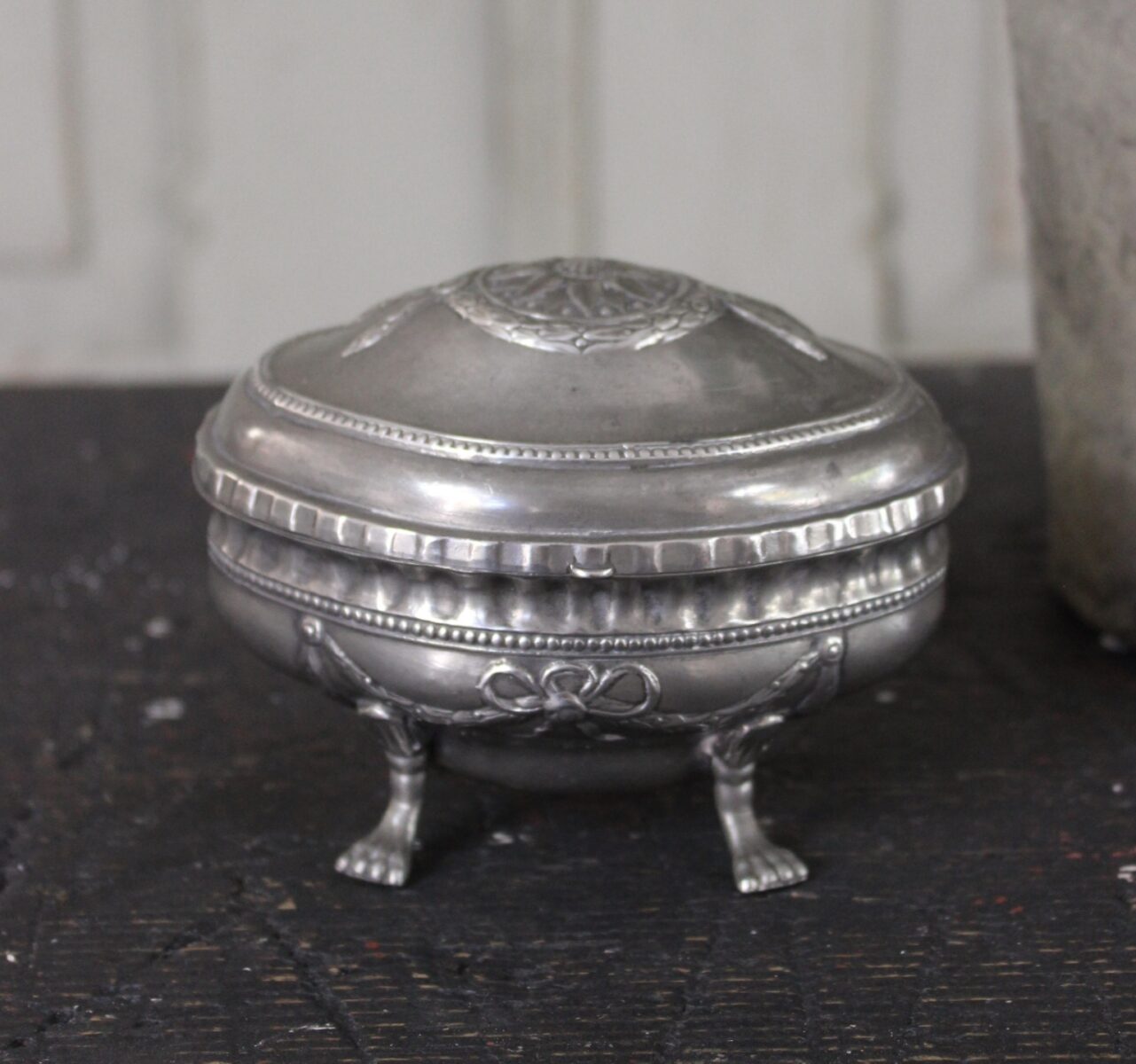 Lovely old pewter box in empire style. Antikgården