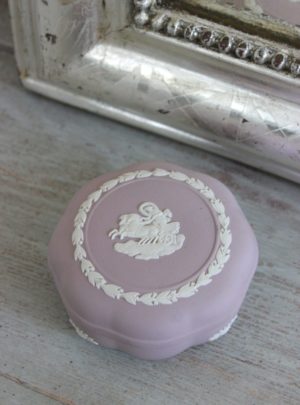 Nice little Wedgwood box in beautiful color.
